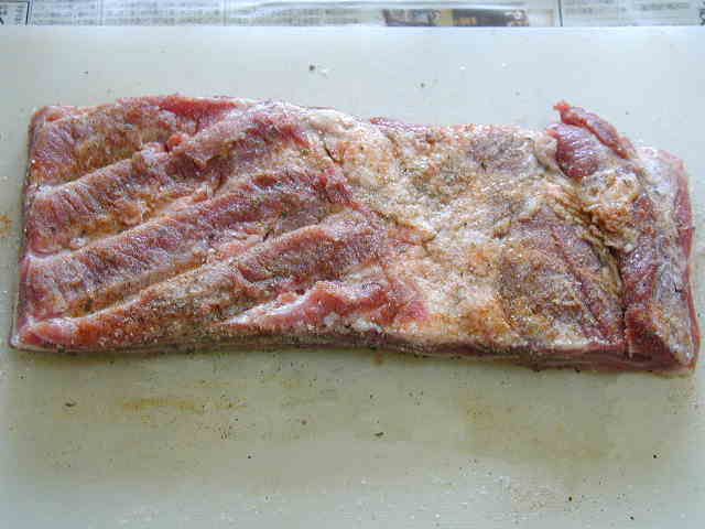 豚バラ肉に塩とスパイスをまぶす