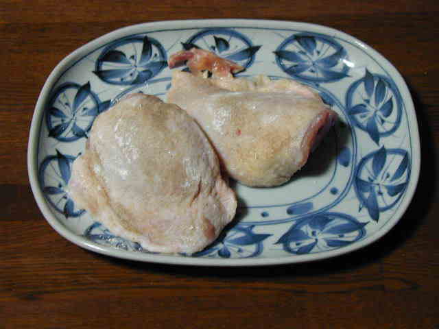 塩、コショー、小麦粉をまぶす