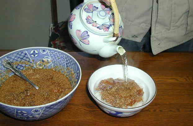 炊きたてご飯に鯛を乗せてお茶を掛ける