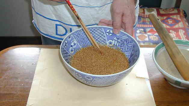 ゴマに醤油等調味料を加える